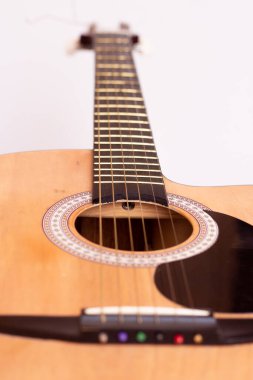 Gitar telleri. Altı telli akustik gitar. Planı kapat.