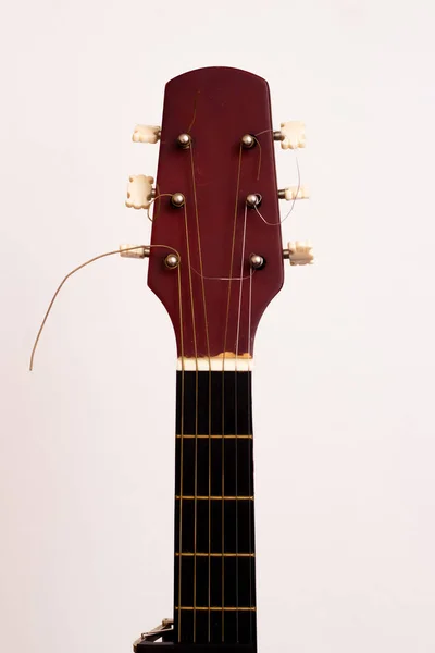 Hlavice Kytary Bílém Pozadí Konec Plánu Dřevěná Kytara — Stock fotografie