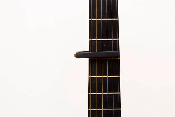 白い背景にギターのフロントボードにキャップ 計画を閉めろ 木造ギター — ストック写真