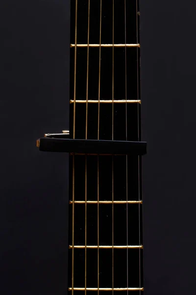 Kapak Gitar Panosunda Siyah Arka Planda Yakın Plan Tahta Gitar — Stok fotoğraf