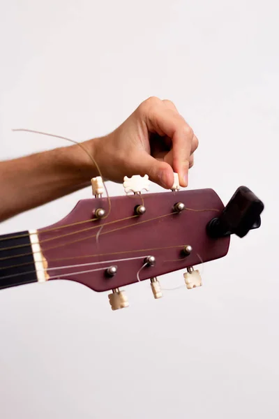 Tuner Gitarowy Drewniana Gitara Białym Tle Dostrajanie Gitary Gość Gra — Zdjęcie stockowe