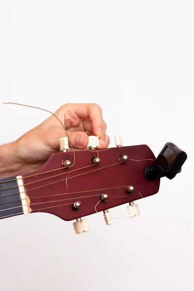 Gitaarstemmer Houten Gitaar Een Witte Achtergrond Gitaarstemming Man Stemt Gitaar — Stockfoto