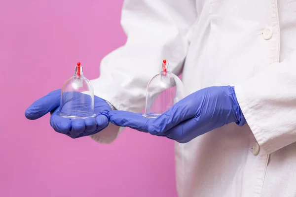 Befőttesüvegek Hidzsáma Vérontásért Egy Orvos Kezében Fehér Orvosi Kabátban Rózsaszín — Stock Fotó