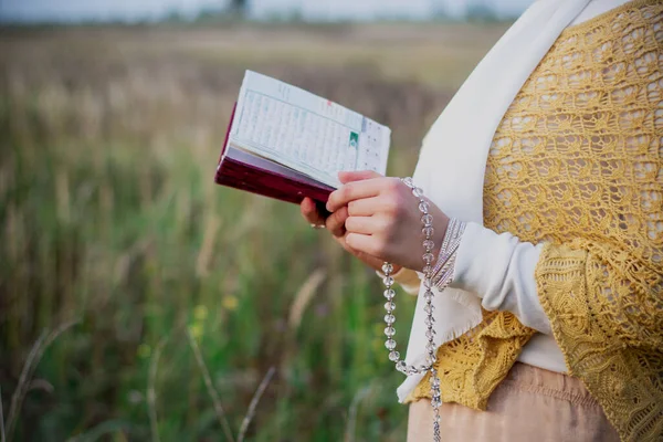Tarladaki Müslüman Bir Kadın Kuran Kutsal Kitabını Okuyor Müslüman Tespihi — Stok fotoğraf