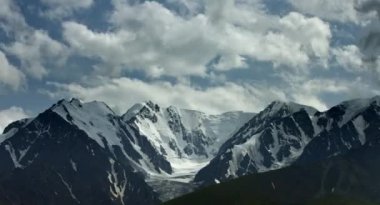 Altay Dağları arasında yaşayan gökyüzü