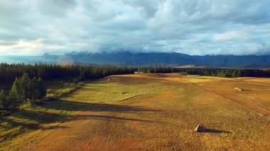 Kurai bozkır epik gün batımı. Altay dağlarında 8 Chuy yolu