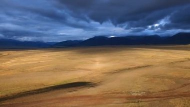 Kurai bozkır epik gün batımı. Altay dağlarında 5 Chuy yolu