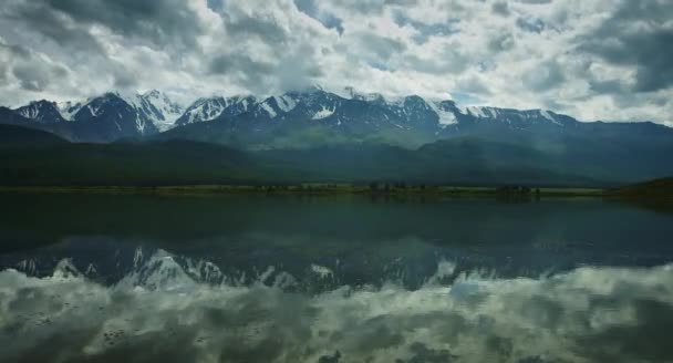 Gökyüzü Göl Caracol Yüzeyine Yansıtılır Dağ Altay — Stok video