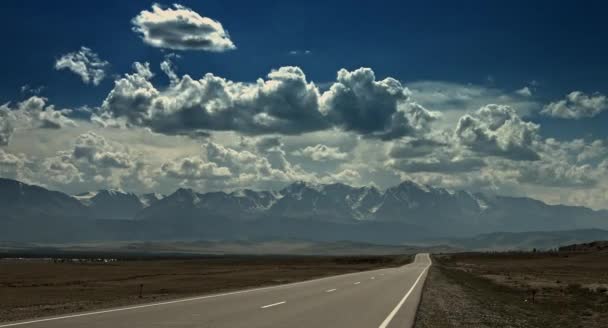 Camino Bajo Los Cielos Entre Las Montañas Altai — Vídeos de Stock