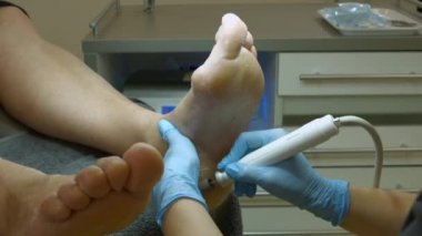 Mesleği doktor. Ana, paramedikal pedikür çalışmalarını.