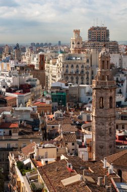 Valencia, İspanya - 10 Ekim 2018: Görünümünden Torre del Micalet Kulesi şehir merkezine. Valencia panorama yükseklikten.