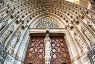 Barselona'nın Gotik Katedrali ve ana portal için geniş açılı görünümü