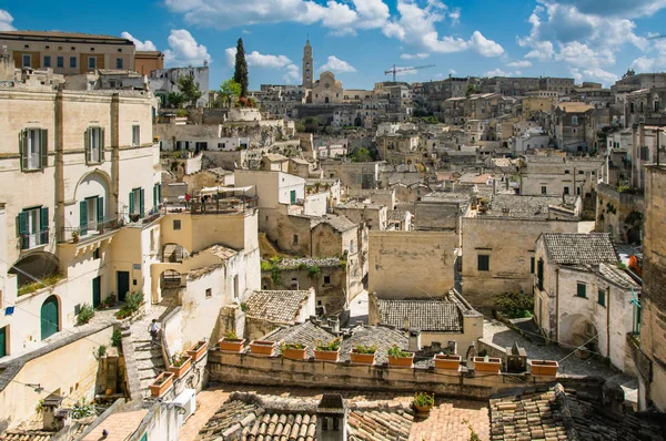 Matera, İtalya - 16 Nisan 2019: Matera Panoraması, İtalya. Eski Kent, Unesco Dünya Mirası Listesi'nde yer almaktadır. Matera 2019 Avrupa Kültür Başkenti'nin İtalyan ev sahibi ilan edildi.