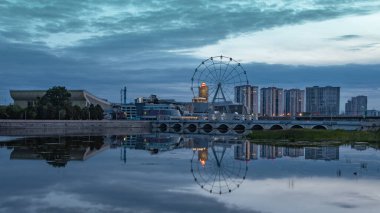 Chelyabinsk, Rusya - 27 Haziran 2020: Miass Nehri setinin akşam manzarası.