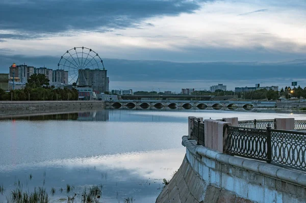 ロシア チェリャビンスク2020年6月27日 ミアス川堤防の夕景 — ストック写真