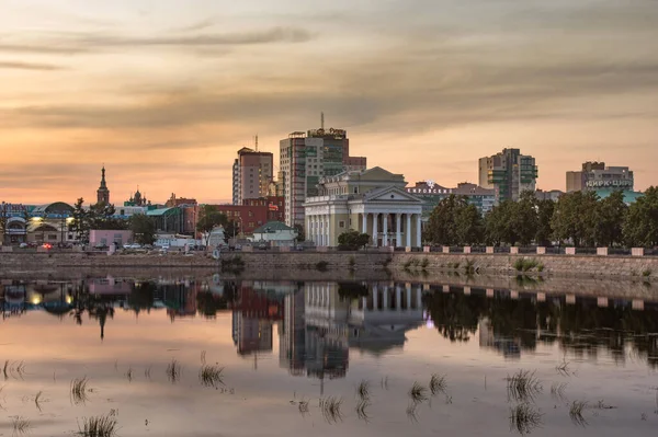 ロシア チェリャビンスク2020年7月4日 ミアス川堤防の夕景 — ストック写真