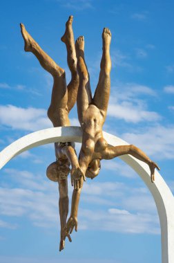 PITSUNDA, ABKHAZIA, EPTEMBER 06, 2020: Pitsunda 'nın merkezindeki Deniz adlı ünlü heykel kompozisyonu.