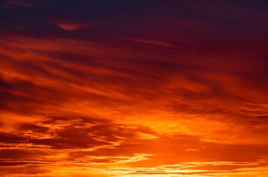 Gün batımında renkli zıt bulutlarla güzel bir bulut.
