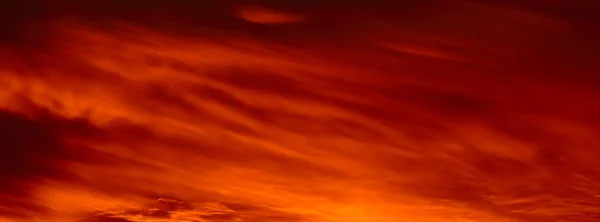 Bela paisagem nublada com nuvens contrastantes coloridas ao pôr do sol — Fotografia de Stock
