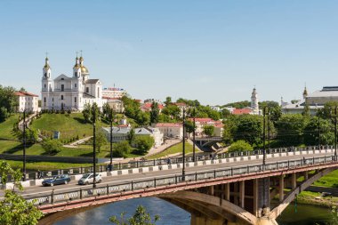 Beyaz Rusya, Vitebsk - 21 Mayıs 2018: Kirovsky köprü ve Uspenskiy Katedrali