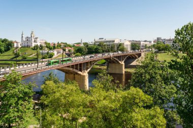 Beyaz Rusya, Vitebsk - 21 Mayıs 2018: Kirovsky köprü ve Uspenskiy Katedrali