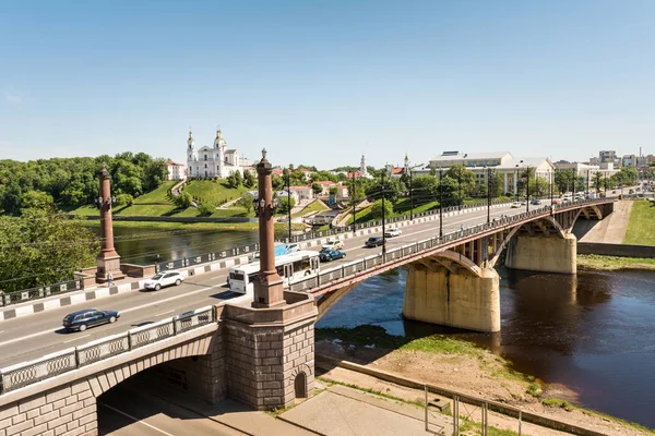 Beyaz Rusya, Vitebsk - 21 Mayıs 2018: Kirovsky köprü ve Uspenskiy Katedrali