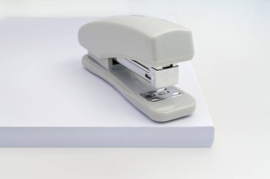 gri zımba beyaz kağıt, yakın çekim soyut mahkeme arka plan bir yığın üzerinde yer alır