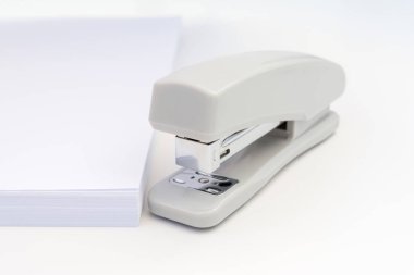 gri Zımba ve beyaz kağıt, yakın çekim soyut mahkeme arka plan