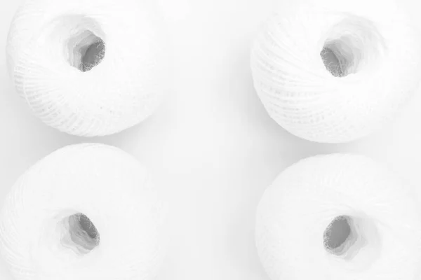 Vier Knäuel Aus Weißem Faden Auf Weißem Hintergrund Abstrakter Hintergrund — Stockfoto