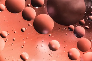 daireler ve düzensizce karanlık makro kırmızı arka plan su yüzeyinde bulunan oval şeklinde yağ damla