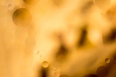 arasındaki etkileşimin su ve yağ, yağ kabarcıklar su yüzeyinde renkli irili ufaklı makro arka plan yumuşak defocusing ile soyut.