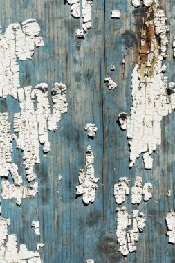 çatlaklar, eski ağacının bir karanlık doku boyalı beyaz boya, yakın çekim arka plan peeling ile ahşap yüzey