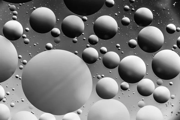 Droppar Olja Form Cirklar Och Ovaler Kaotiskt Ligger Vattenytan Mörka — Stockfoto