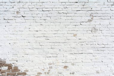 beyaz boya, su, mimari arka plan akıştan duvardaki hasar ile boyalı kabartma doku eski tuğla duvar
