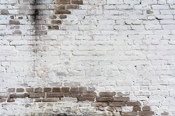 beyaz boya, su, mimari arka plan akıştan duvardaki hasar ile boyalı kabartma doku eski tuğla duvar