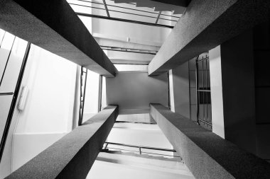 dört dikdörtgen sütun, merdivenler metal krom korkuluk, parlak ışık penceresinden, soyut mimari açıdan