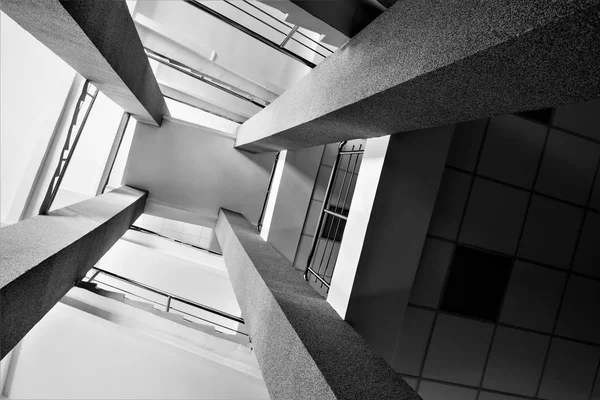 dört dikdörtgen sütun, merdivenler metal krom korkuluk, parlak ışık penceresinden, soyut mimari açıdan