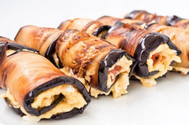 Rulo patlıcan peynir ve domates ile gelen beyaz tabakta yemek yakın çekim arka plan yalan