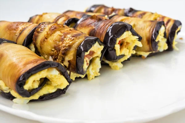 Rulo patlıcan peynir ve domates ile gelen beyaz tabakta yemek yakın çekim arka plan yalan