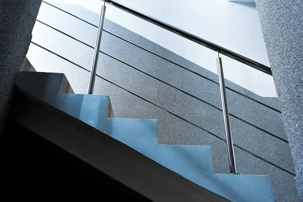 dikdörtgen sütun, merdivenler ile metal krom korkuluk, parlak ışık penceresinden, soyut mimari