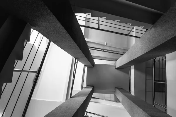 dört dikdörtgen sütun, merdivenler metal krom korkuluk, parlak ışık penceresinden, soyut mimari açıdan