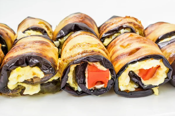 Bir beyaz tabak, yemek yakın çekim arka plan, seçici odak çerçeve merkezinde Patlıcan dolması peynir ve domates yalan dan rulo