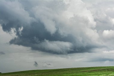 karanlık yağmur bulutları ve yeşil alan, yağışlı sezon yaz, dramatik doğa manzara
