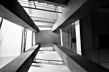 dört dikdörtgen sütun, merdivenler metal krom korkuluk, parlak ışık penceresinden, soyut mimari açıdan