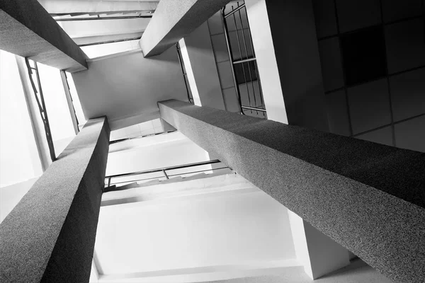 dört dikdörtgen sütun, merdivenler metal krom korkuluk, parlak ışık penceresinden, soyut mimari açıdan