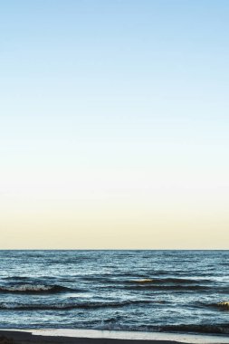dalgalar ve köpük, deniz gökyüzü günbatımı zaman, Doğa arka plan mavi denize sıfır