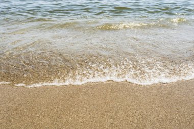 Açık güneşli bir günde, yakın çekim doğa arka plan dalgalar, kumlu plajı ile deniz kıyı
