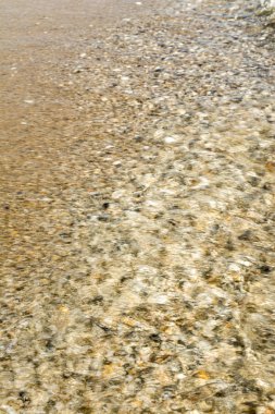 deniz kıyısındaki dalgalar, Açık güneşli, kumlu plaj ile doğa arka plan bulanık