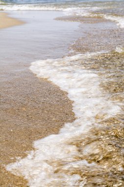 Açık güneşli bir günde, yakın çekim doğa arka plan dalgalar, kumlu plajı ile deniz kıyı