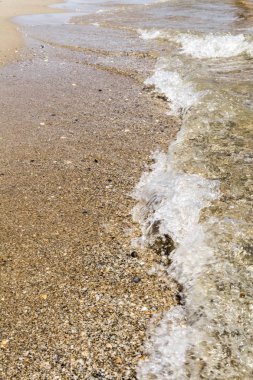 Açık güneşli bir günde, yakın çekim doğa arka plan dalgalar, kumlu plajı ile deniz kıyı